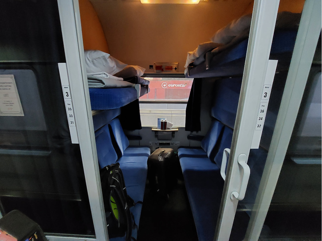 Photo of an empty couchette compartment.